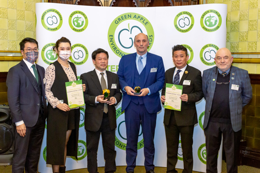 Left to right, Ting Jun Lo, Manqi Lui, Chan Kok Lee, Keith Ridgeway and Siang Yang Phang with event host.